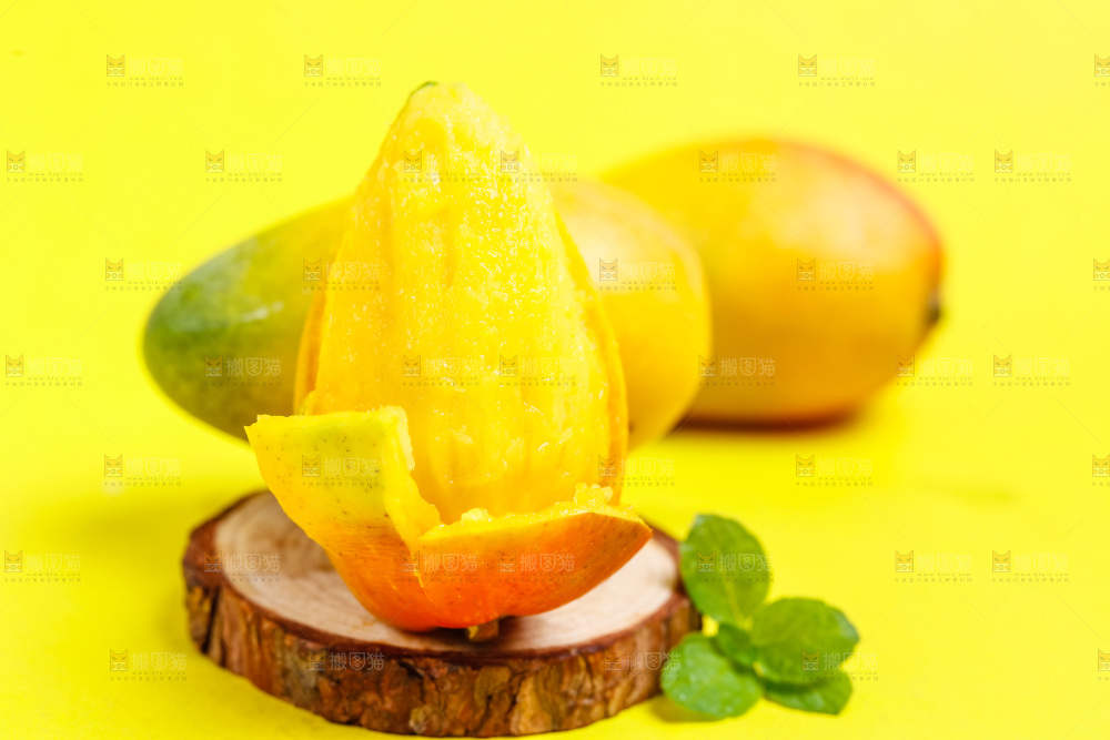 木板上放着海南贵妃芒