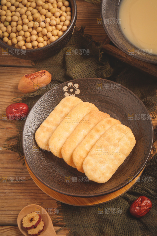 一盘雪饼放在木底上