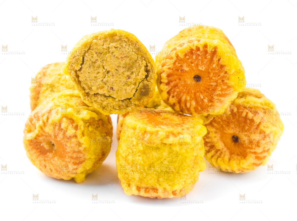 绿豆糕放在白底上