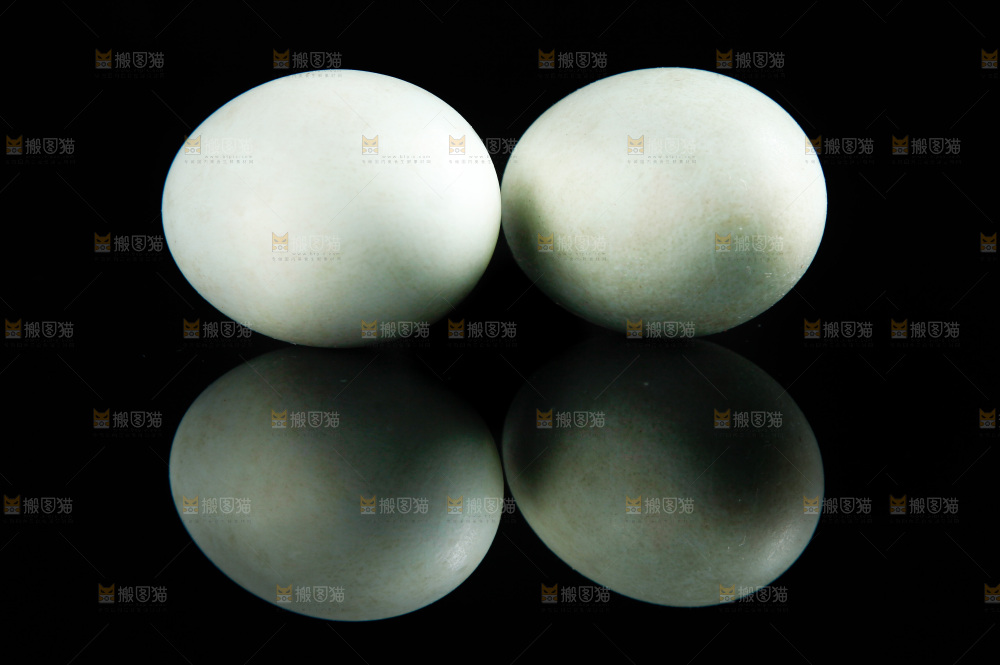 黑底上的咸鸭蛋