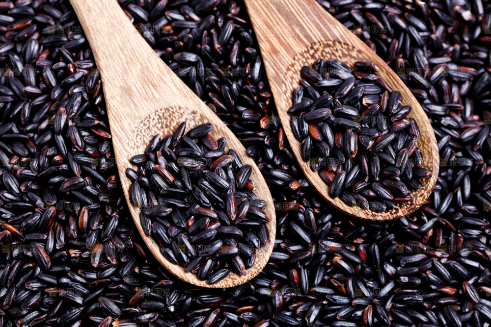 白底上放着一盘黑香米