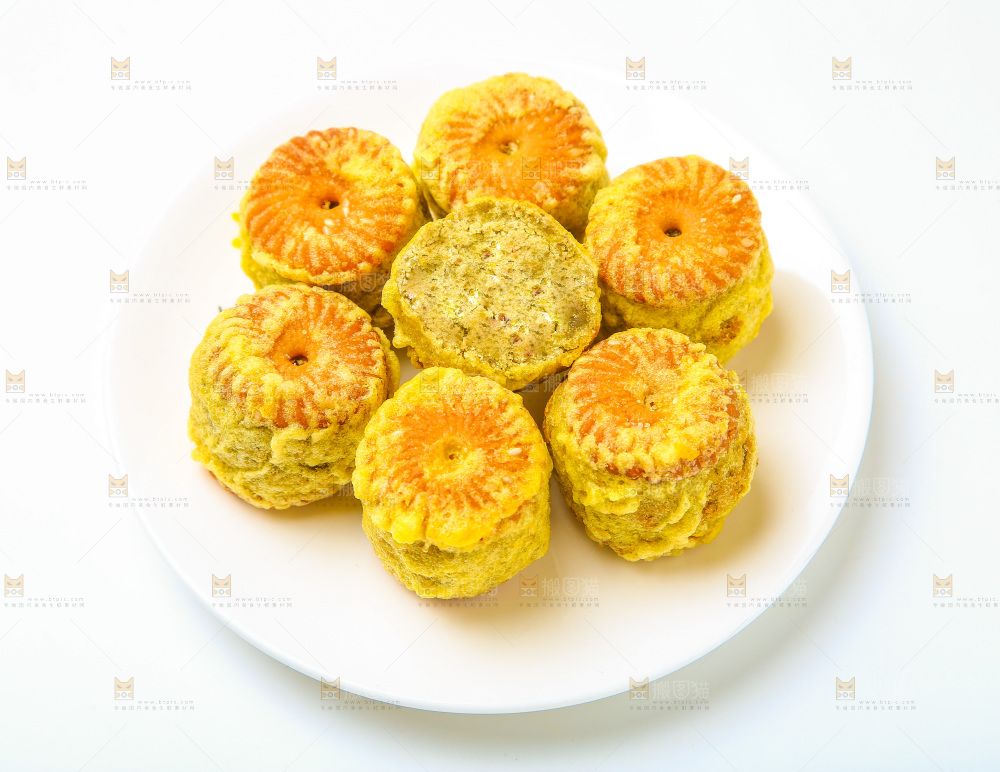 白底上放着一盘绿豆饼