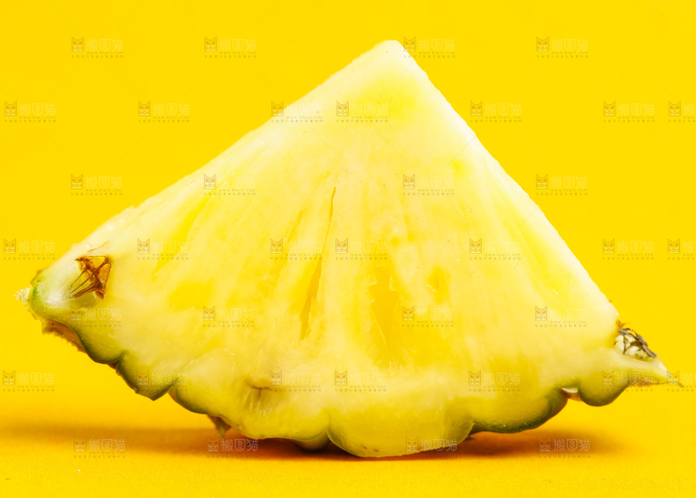 浅底上放着云南香水小菠萝
