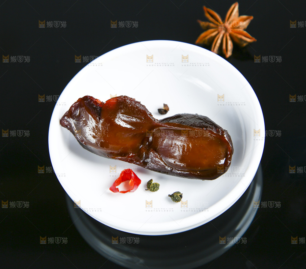 黑底上放着一盘卤鸭胗