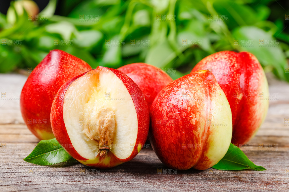 木底上放着白心油桃