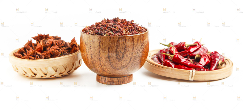白底上的香料组合