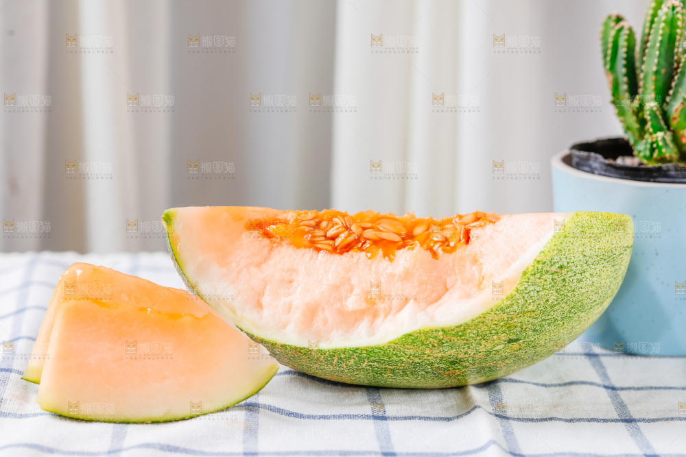 格子布上放着新鲜哈密瓜