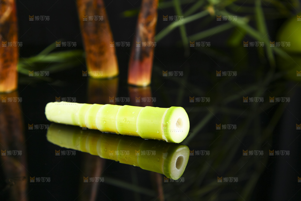 深底上放着剥皮的春雷笋