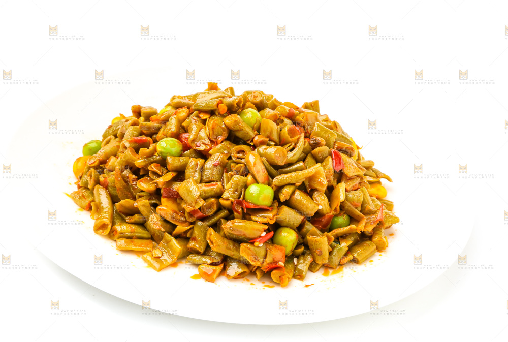 白底上放着一盘酸豆角