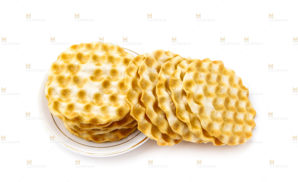 白底上放着一盘饼干