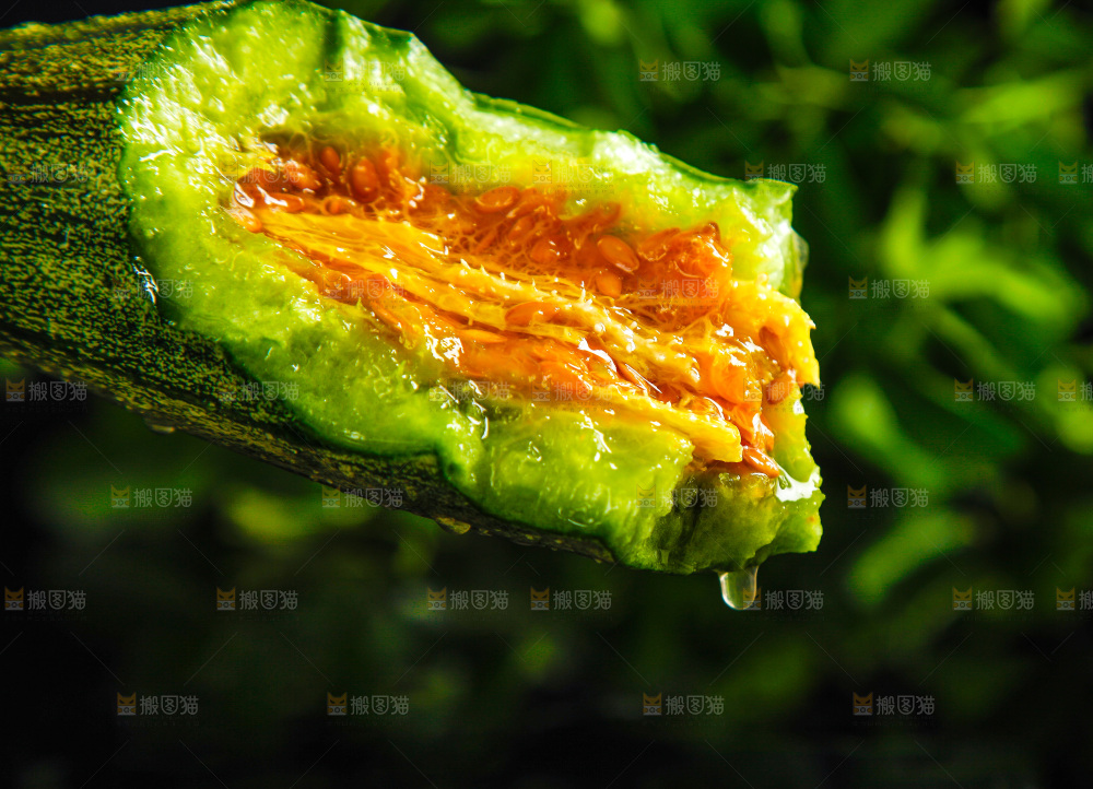 深底上放着切开的羊角蜜甜瓜