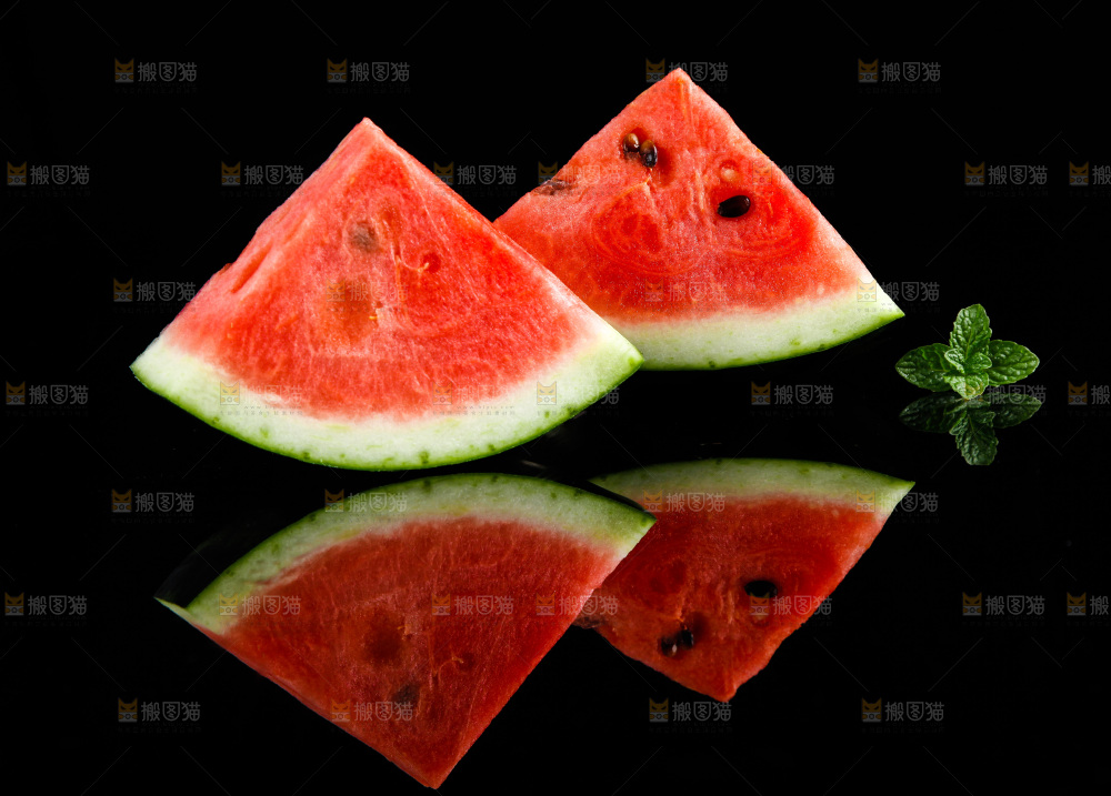 黑底上放着红肉西瓜