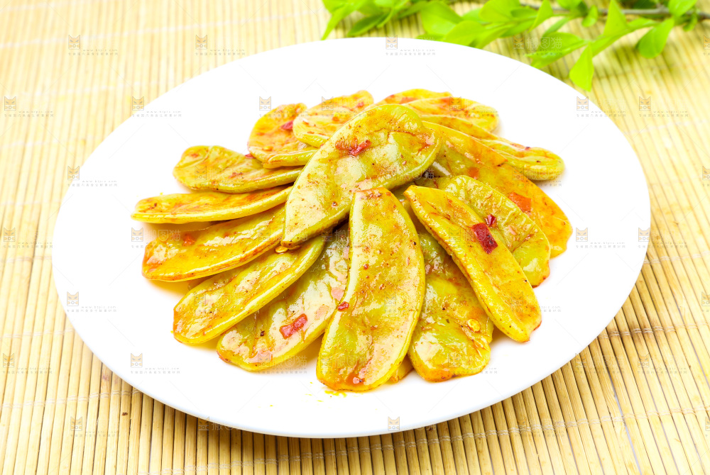 一盘酸扁豆放在木底上
