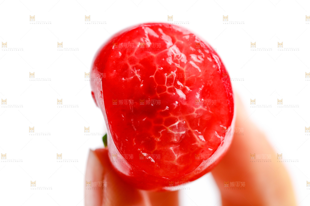 手拿新鲜樱桃