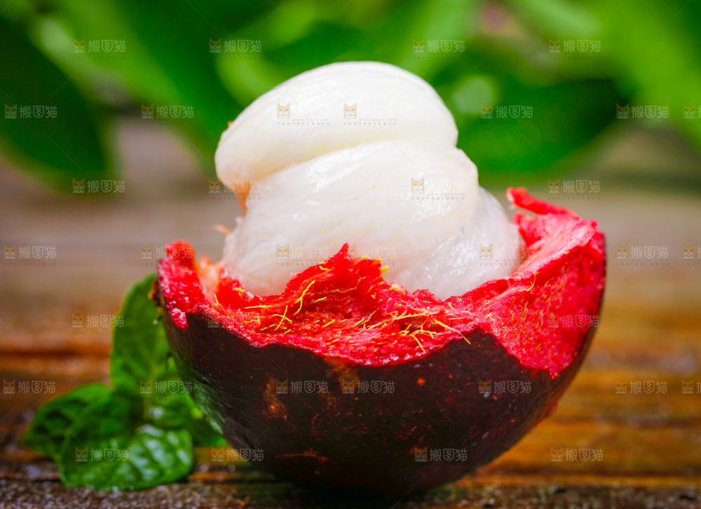 木底上的山竹果肉