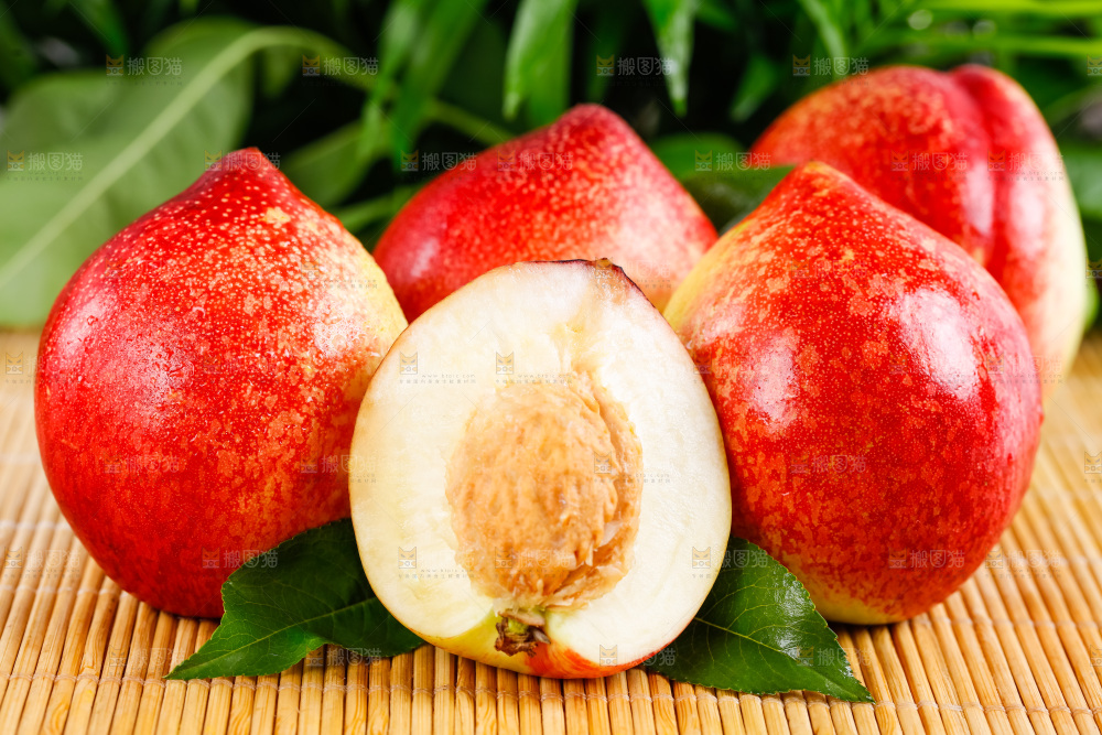 木底上放着白心油桃