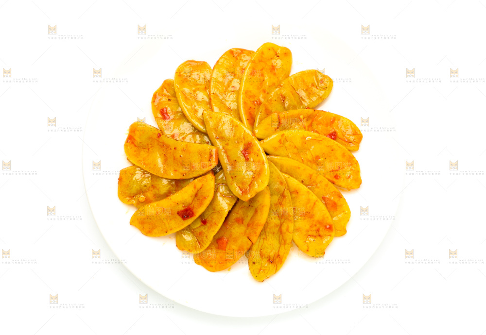 白底上放着一盘酸豆角