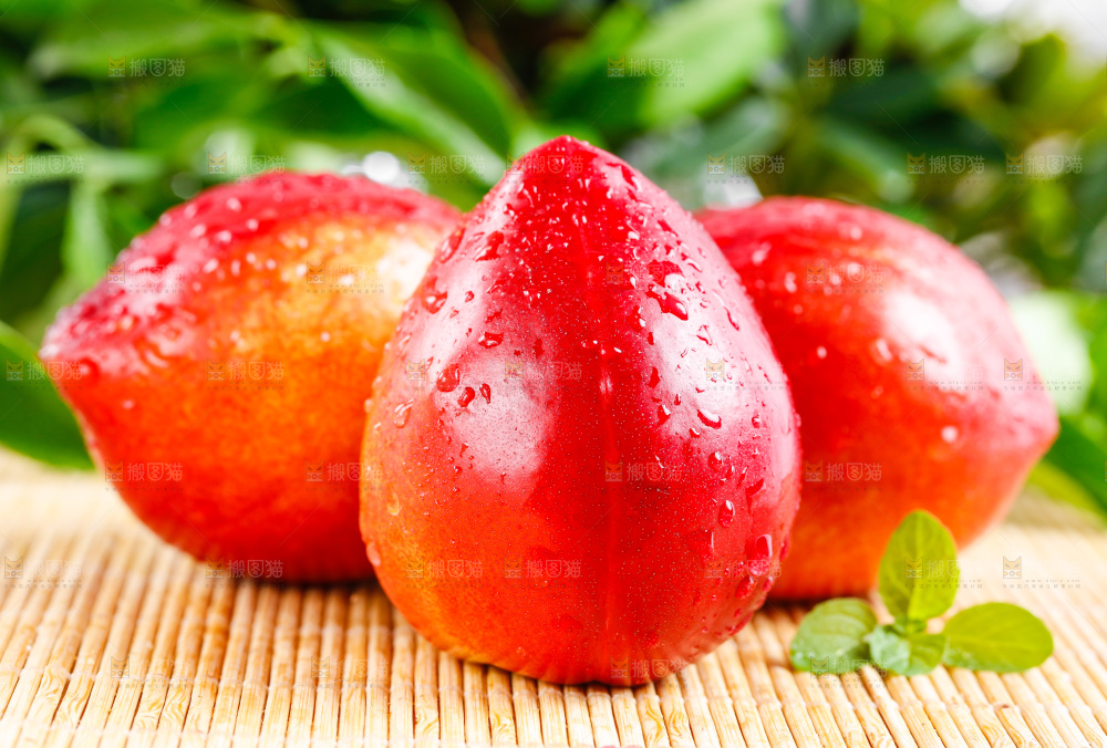 木底上的油桃