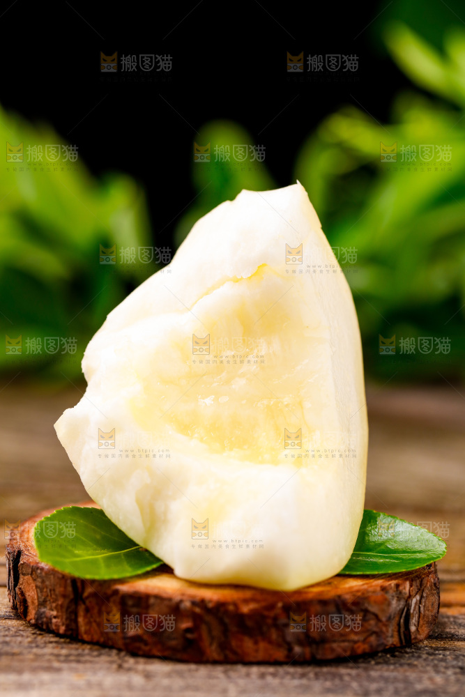 新鲜阎良甜瓜放在木底上