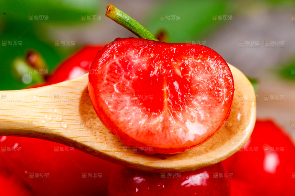 勺子里装着樱桃