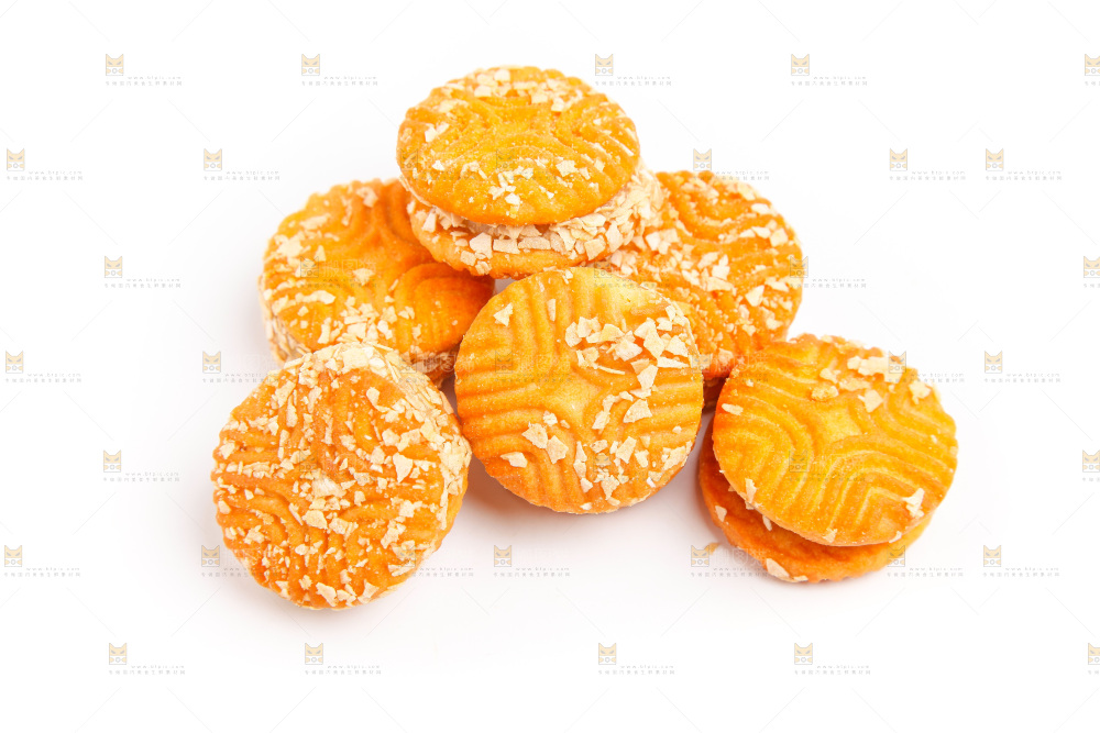 白底上放着饼干