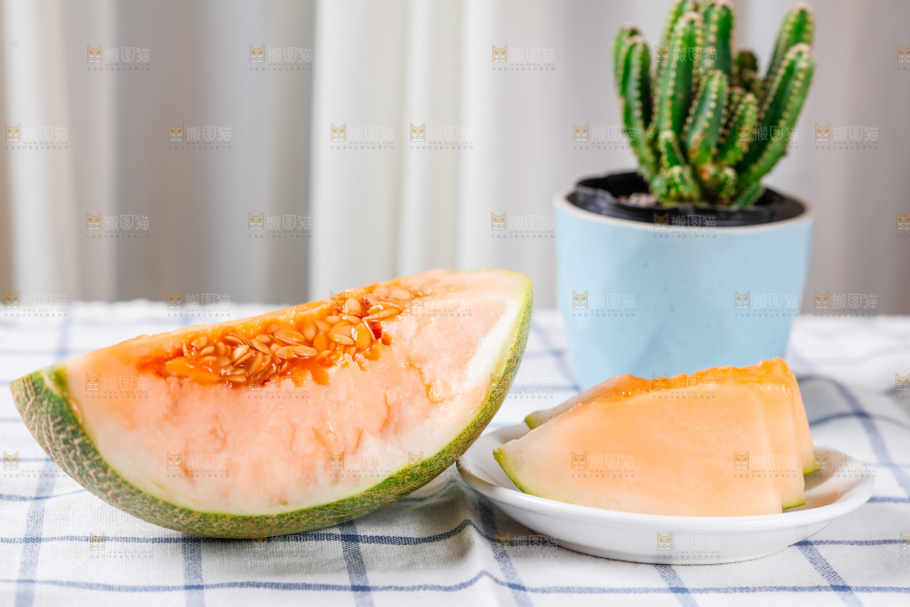 格子布上放着新鲜哈密瓜