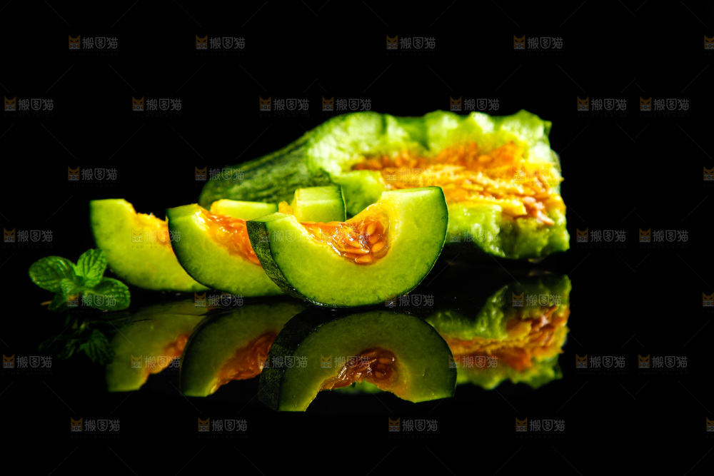 深底上放着切开的羊角蜜甜瓜