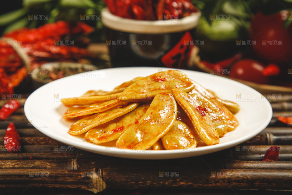 木底上放着一盘酸扁豆