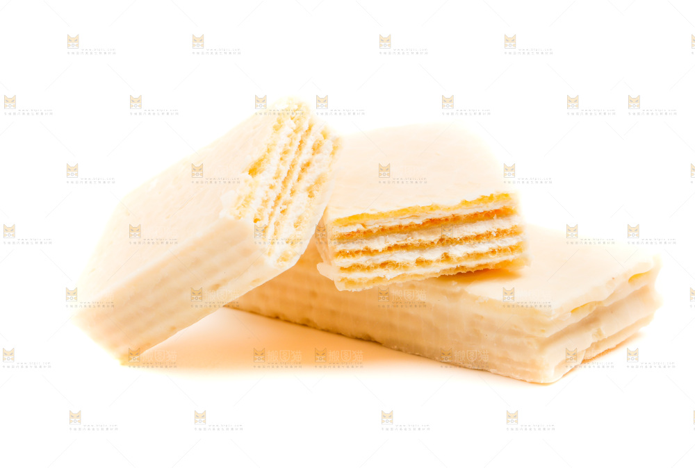 威化饼干放在白底上