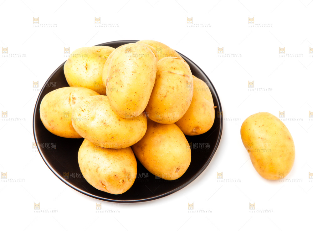 一盘新鲜土豆放在白底上