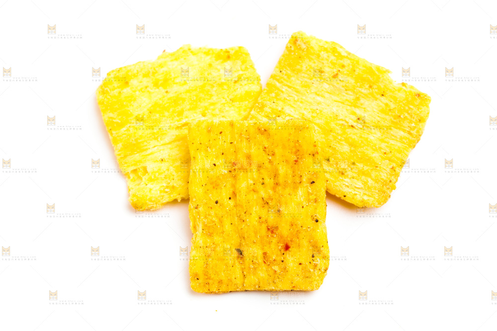 白底上放着麻辣锅巴