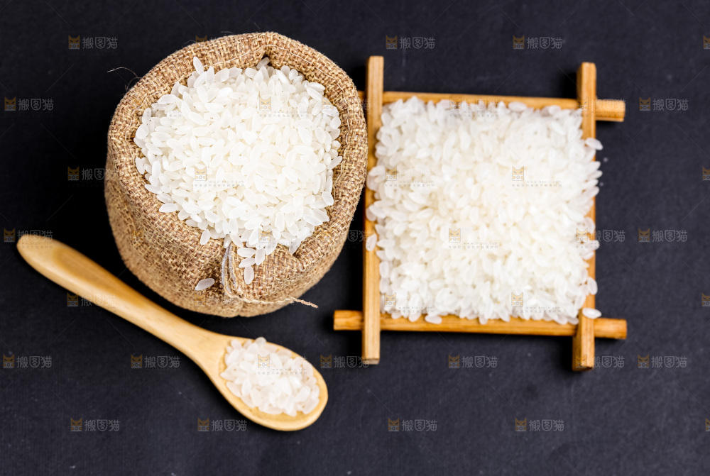 黑底上放着东北大米