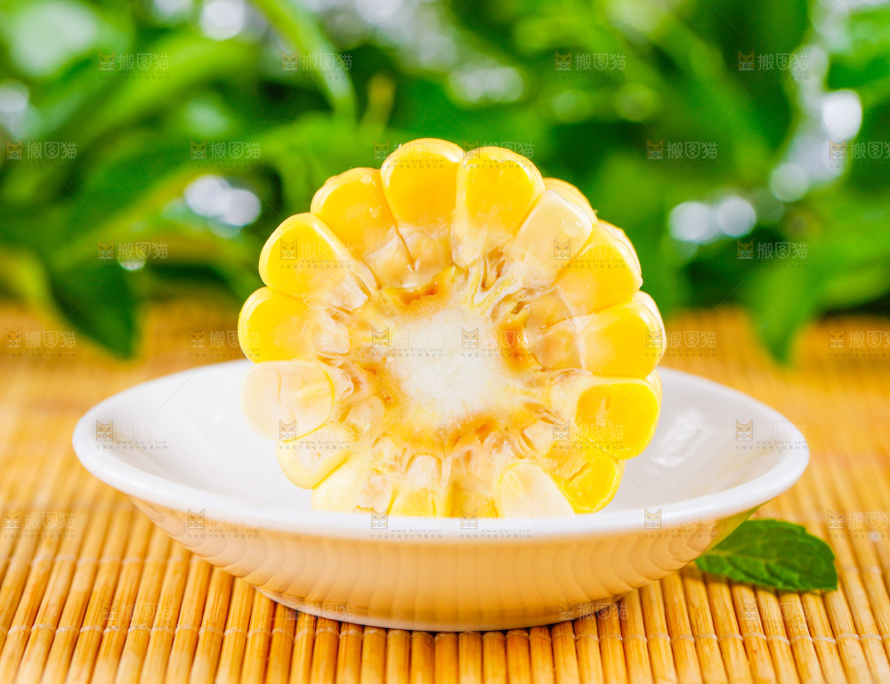 木底上放着一盘水果玉米切块