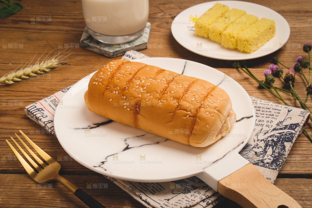 木底上放着一盘面包