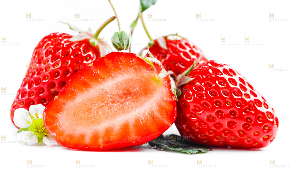 切开的牛奶草莓放在白底上