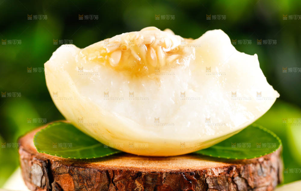 浅底上的新鲜甜瓜