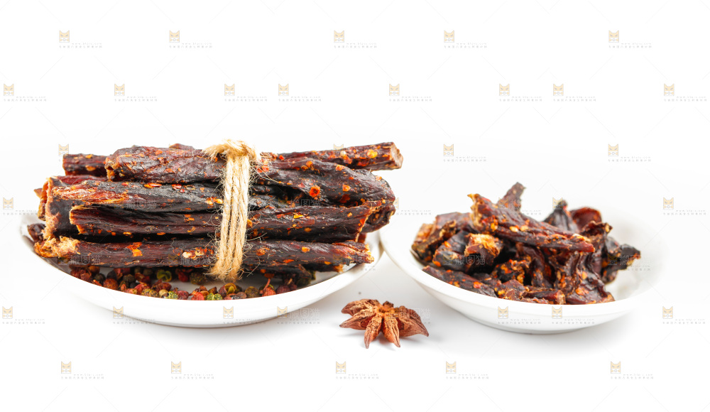 白底上的牛肉条