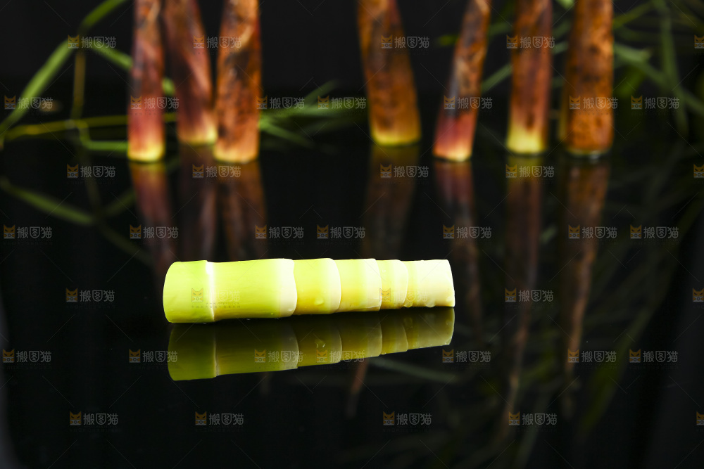 深底上放着剥皮的春雷笋