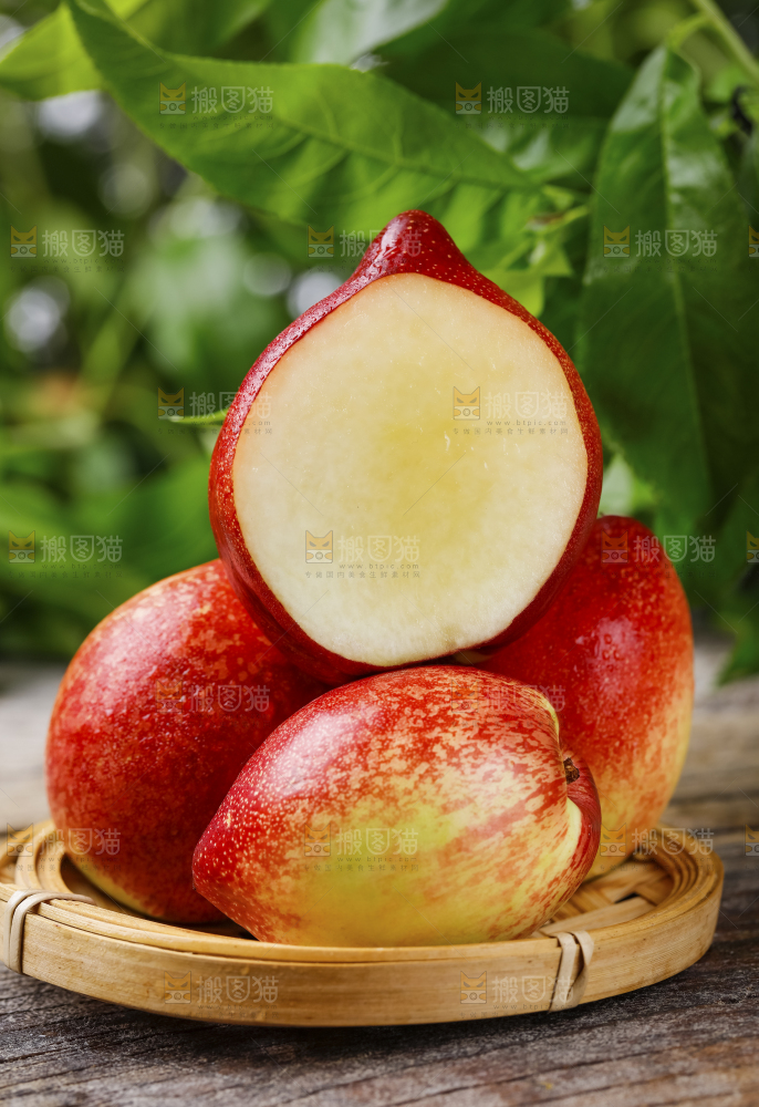 白心油桃放在木底上