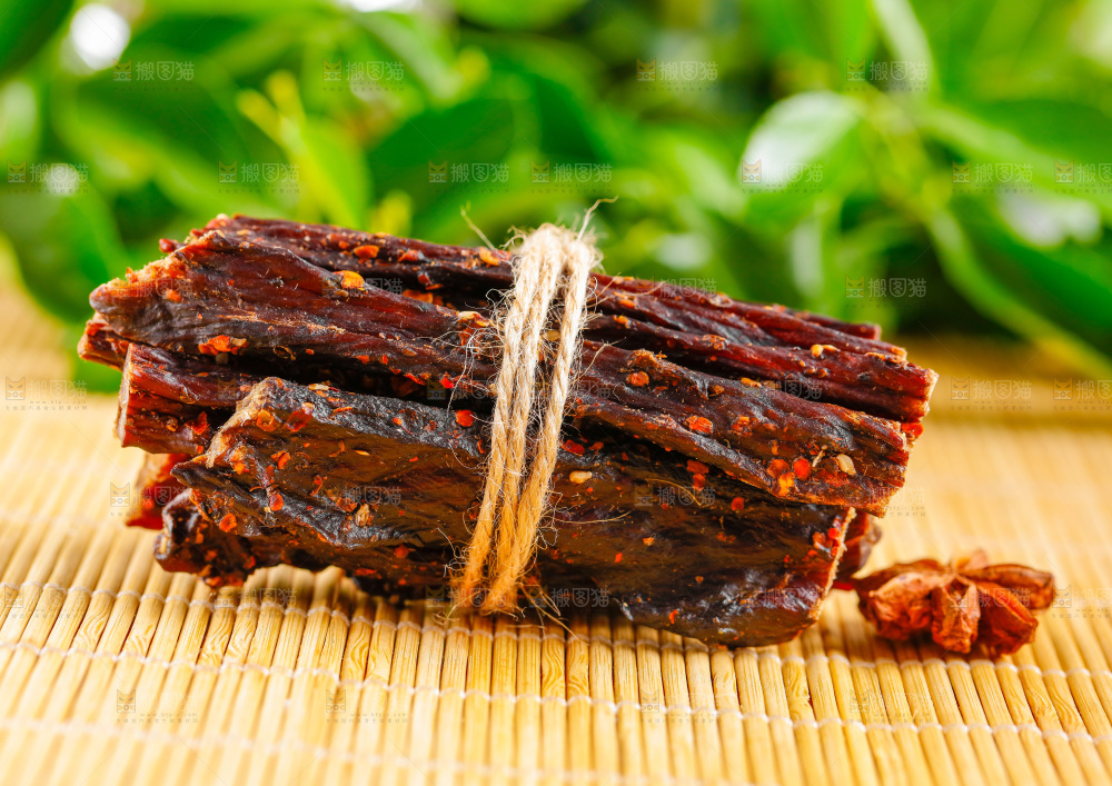 木底上放着内蒙古牛肉干