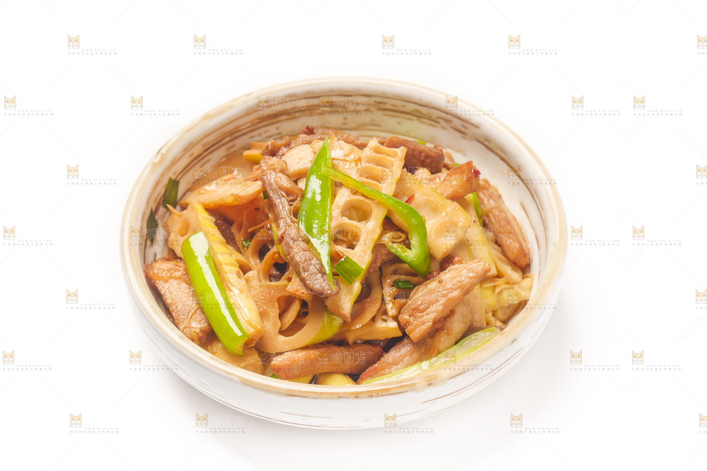 白底上放着一盘竹笋炒肉