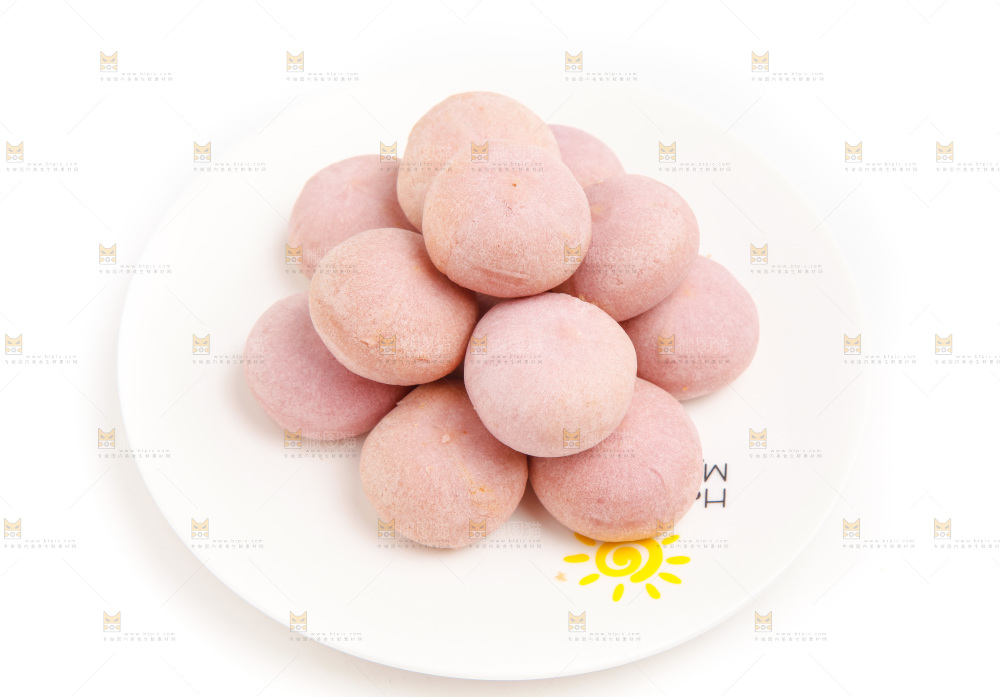 紫薯饼放在白底上