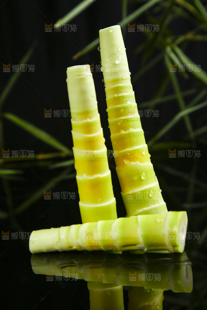 深底上放着剥皮的春雷笋