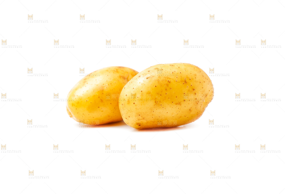 黄心土豆放在白底上