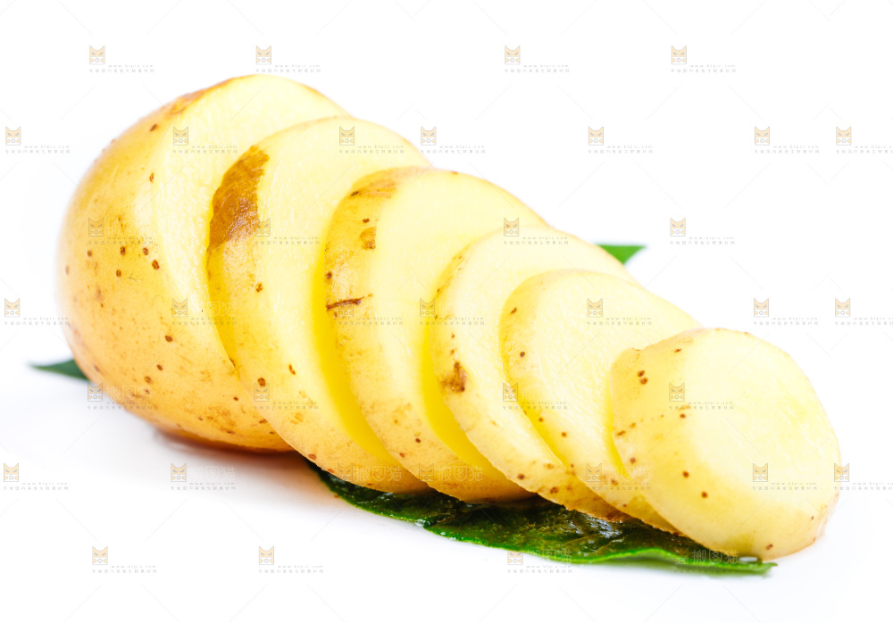 黄心土豆放在白底上