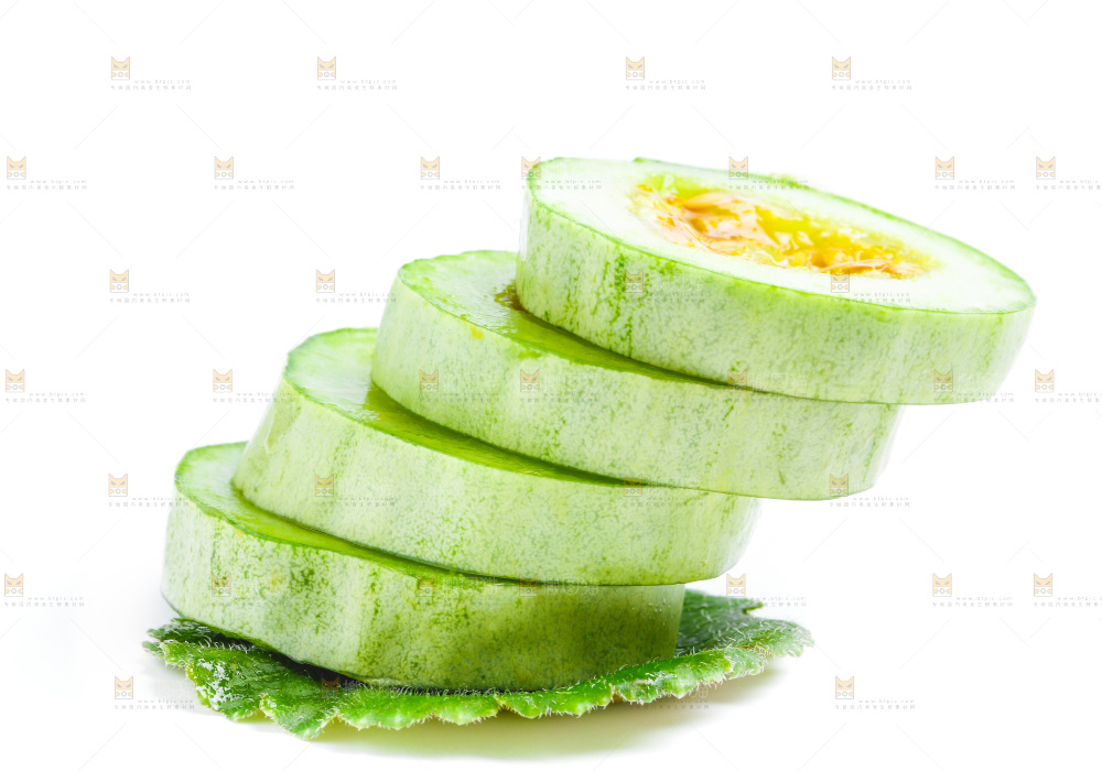新鲜羊角蜜放在白底上