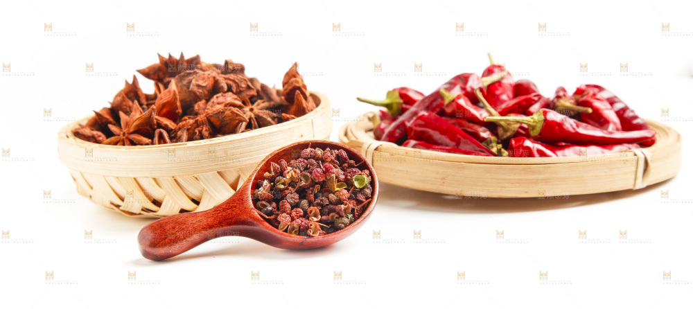 白底上的香料组合