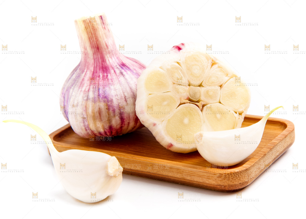 紫皮大蒜放在白底上