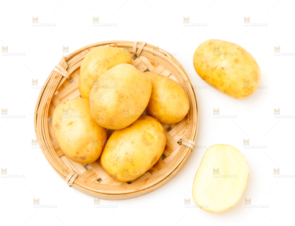 一盘新鲜土豆放在白底上