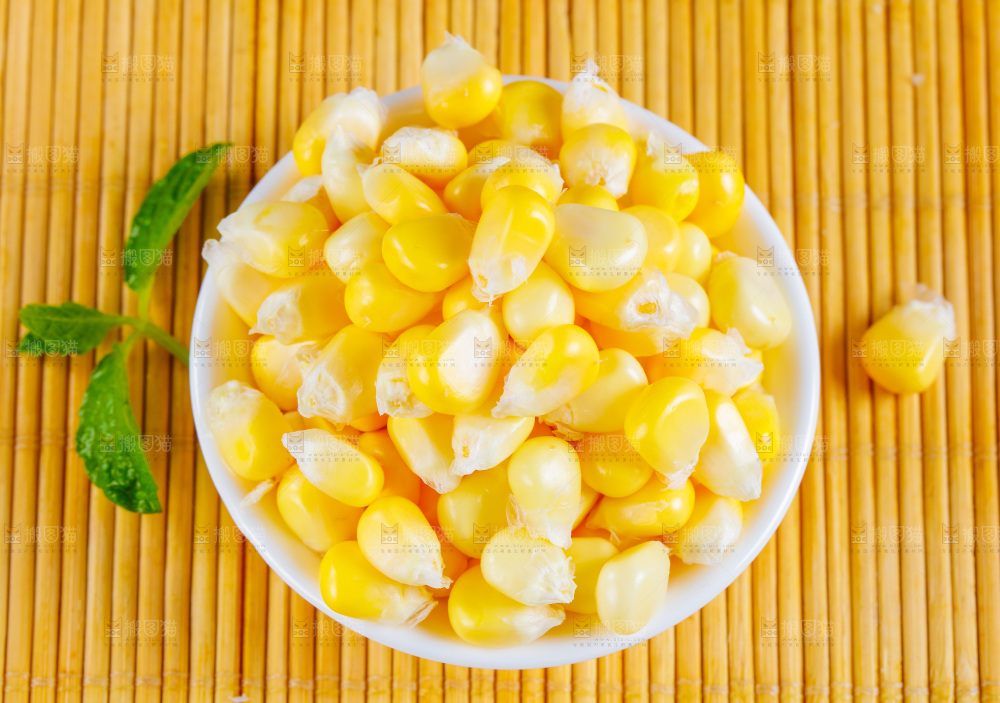 木底上放着甜玉米粒